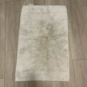 Vera Wang Bath Mat